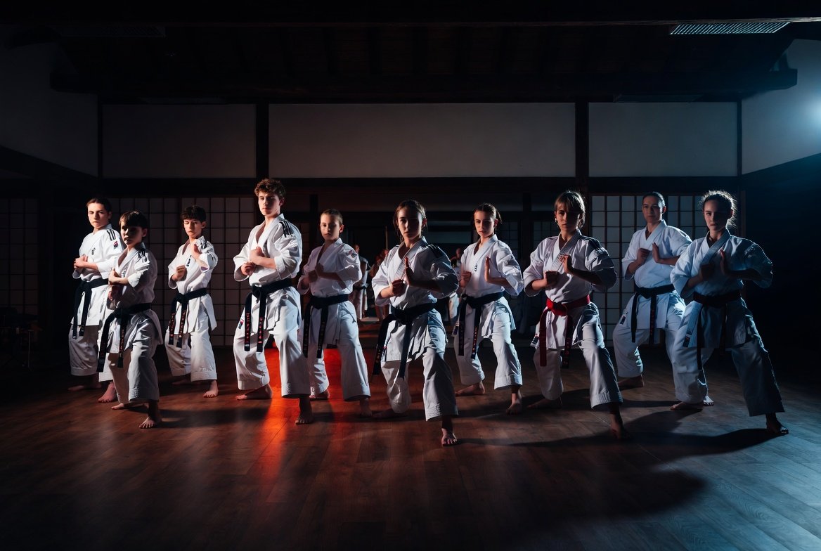 Karatékas en position de kata, salut traditionnel